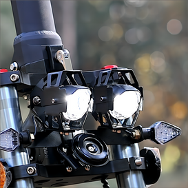 Hochhelle Katzenaugen-Scheinwerfer